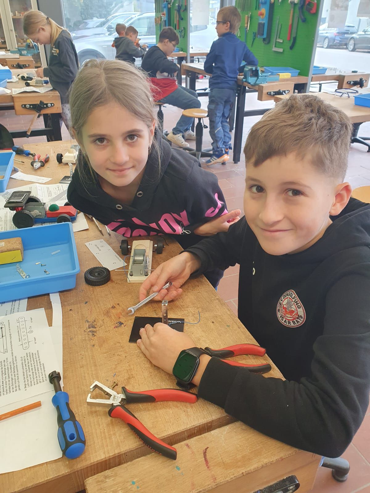 TECHNIKHAUS DINGOLFING - Mitarbeiterkinder des BMW Group Werks Dingolfing erobern die Welt der Technik